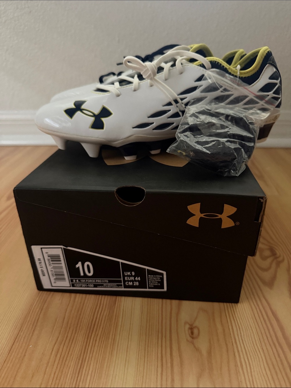 Under Armour mens White Soccer Cleats with Navy and Lime weak glue new